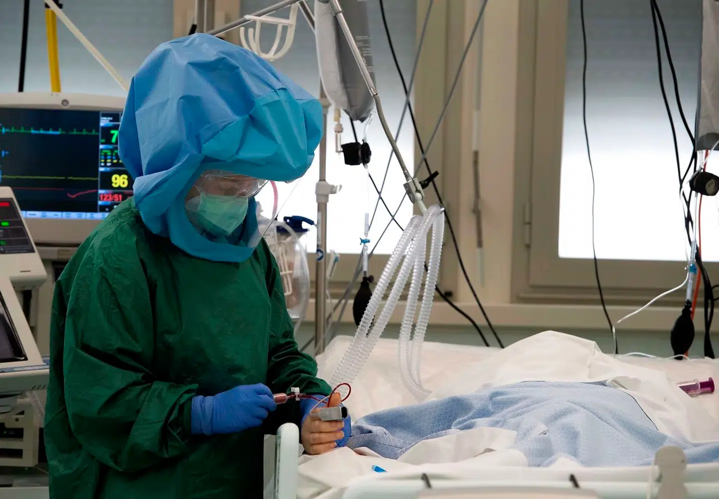 Coronapatienter har forhøjet risko for at få blodpropper i lungerne, hvilket gør det ekstra vanskeligt at sikre tilstrækkelig ilt i blodet – selv med en lungemaskine. Det kan være livstruende. Her behandles en patient på en intensivafdeling på et hospital i Rom.