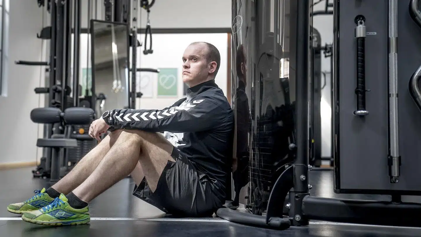 Claus Sloth, der ejer træningscentret Claus Sloth i Odense, fik som resten af landets fitnesscentre besked på at lukke helt ned, og hans 27 medarbejdere er sendt hjem med lønkompensation. I artiklen ses en liste over fordelingen af danskere i landet, der er sendt hjem med lønkompensation.