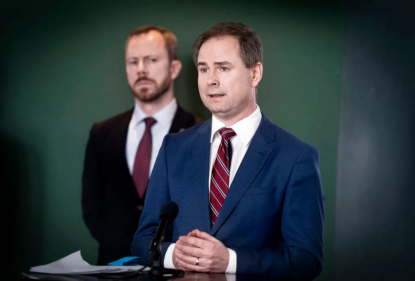 19. marts præsenterede finansminister Nicolai Wammen (S) med Venstres formand, Jakob Ellemann-Jensen, i baggrunden en aftale om at etablere en række hjælpepakker. Nu har en række myndigheder bedt bankernes hvidvaskeksperter om hjælp til at kontrollere for snyd og svindel med pakkerne, skriver Finans.