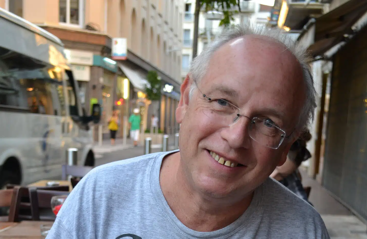 Den berømte franske forfatter Stéphane Bourgoins karriere bygger på opdigtede fortællinger, har en stribe bloggere afsløret. Bourgoin indrømmer blankt sine løgne.