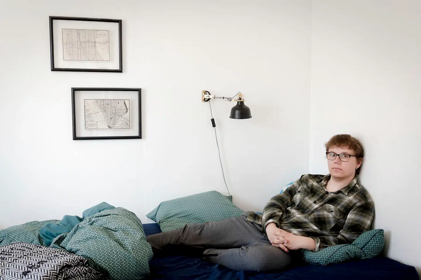 »Selvfølgelig ved jeg, at der er unge, som krammer for meget, og mødes for mange sammen. Men vi er rigtig mange unge, der opfører os ansvarligt. Til dem, der skælder ud på ungdommen, vil jeg bare sige: Prøv at huske tilbage på, hvordan det er at være ung. Hvad ville du gøre, hvis du var ung og sad i samme situation som min,« spørger 18-årige Mikkel Gellett von Bülow.