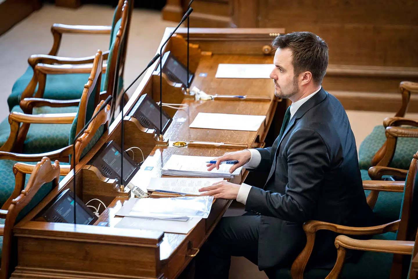 Erhvervsminister Simon Kollerup (S) har sat fart i udbetalingen af kompensation for lønkompensation og kompensation til selvstændige og freelancere, men dækningen af faste udgifter trækker ud. Arkivfoto.