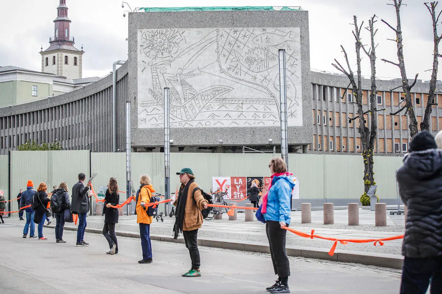 Tirsdag var der igen demonstrationer mod nedrivning af Y-blokken i Oslo. Regeringsbygningen blev skadet ved terroranrebet i Oslo i 2011, og i december godkendte Oslo Kommune endeligt en nedrivning af bygningen, som er udsmykket af blandt andre Pablo Picasso. På billedet ses kunstnerens store betonrelief »Fiskerne«.