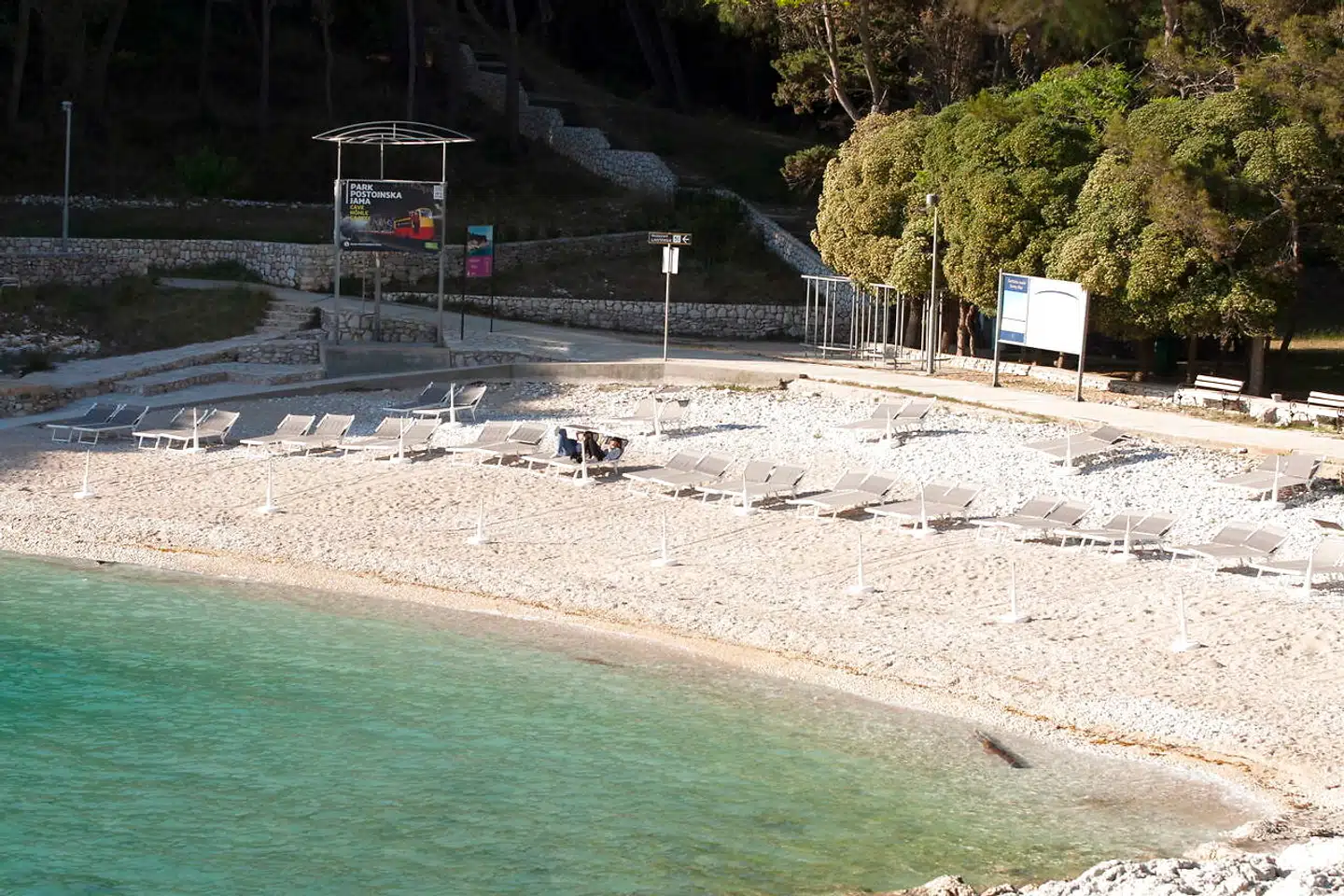 Byen Mali Losinj på øen Lošinj i Kroatien er normalt et yndet rejsemål for turister, der er en vigtig indkomstkilde over hele landet. Mandag den 11. maj var der ikke mange at spore på stranden.