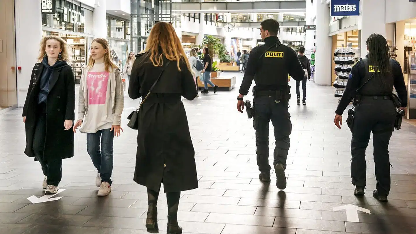 Landets storcentre er nu begyndt at åbne igen. Men skokæden Skoringen opfordrer nu regeringen til at indføre et midlertidigt stop for udsalg i detailhandelen. Det skal ske for at undgå masser af konkurser. Forslaget får dog ikke umiddelbart opbakning fra diverse organisationer.