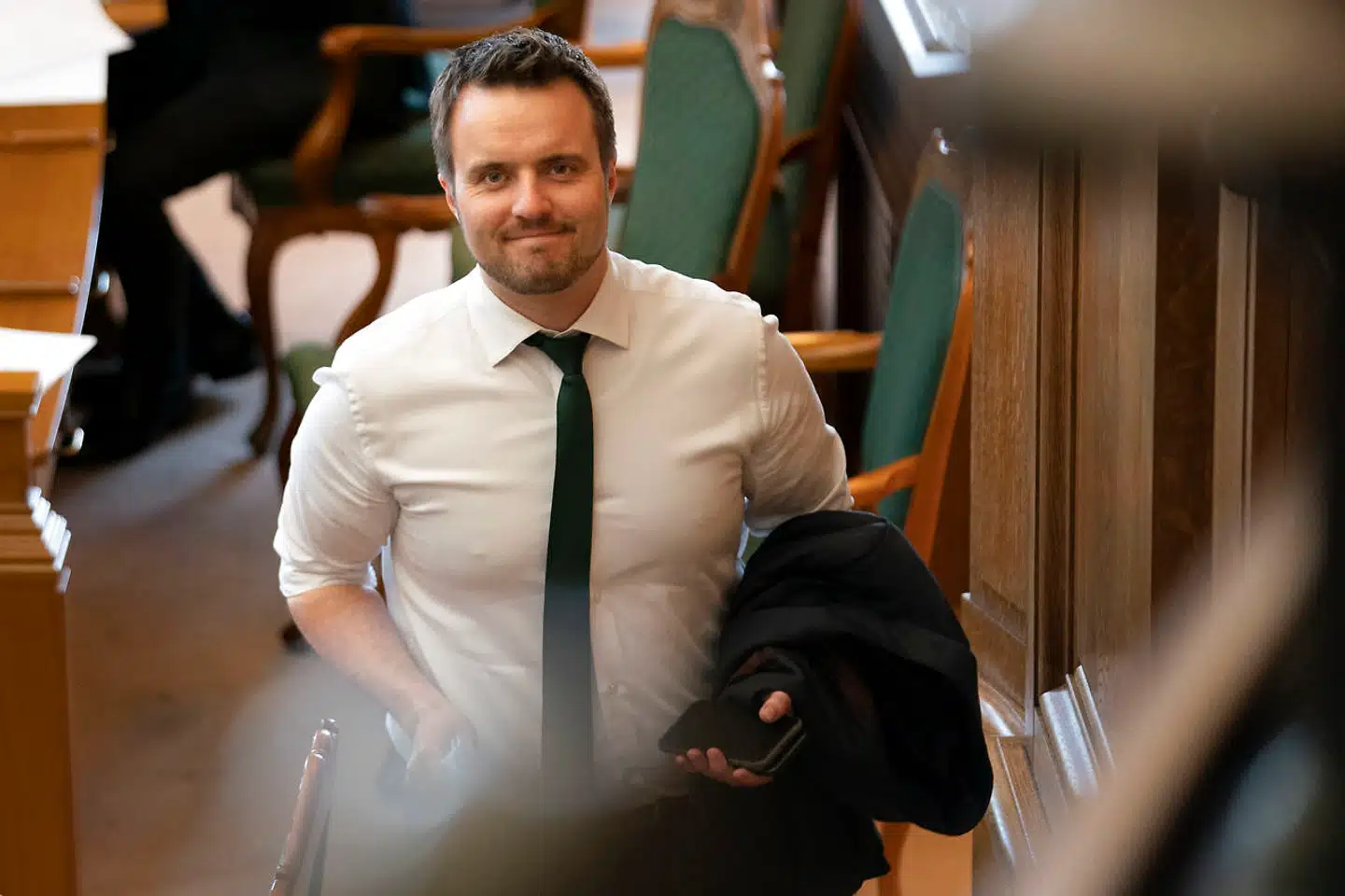 Erhvervsminister Simon Kollerup har sat fart på udbetalingerne af hjælpepakkerne. Alligevel burde hjælpen være kommet før, lyder det fra SMVdanmark.