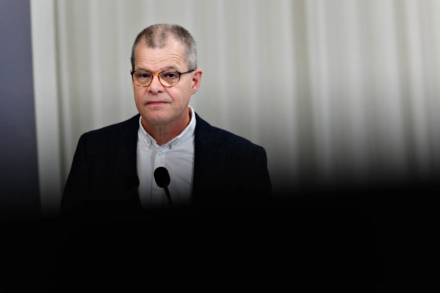 »Jeg kan ikke forestille mig, at man i Danmark vil lade en anden bølge udvikle sig, forstået som en stor epidemi. Den vil man begrænse i opløbet. Så jeg ser ikke en anden bølge foran mig,« sagde faglig direktør i Statens Serum Institut, Kåre Møbak (th.), tirsdag på et pressemøde i Statsministeriet.