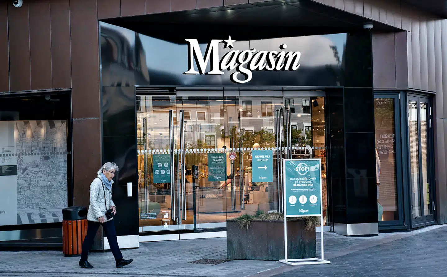 Selv om regeringen har meldt ud, at tvangslukkede butikker i storcentre vil få dækket op mod 100 procent af deres udgifter, er det langt fra tilfældet, lyder kritikken fra 20 detailkæder i en stor annonce, der er indrykket i landets aviser onsdag.