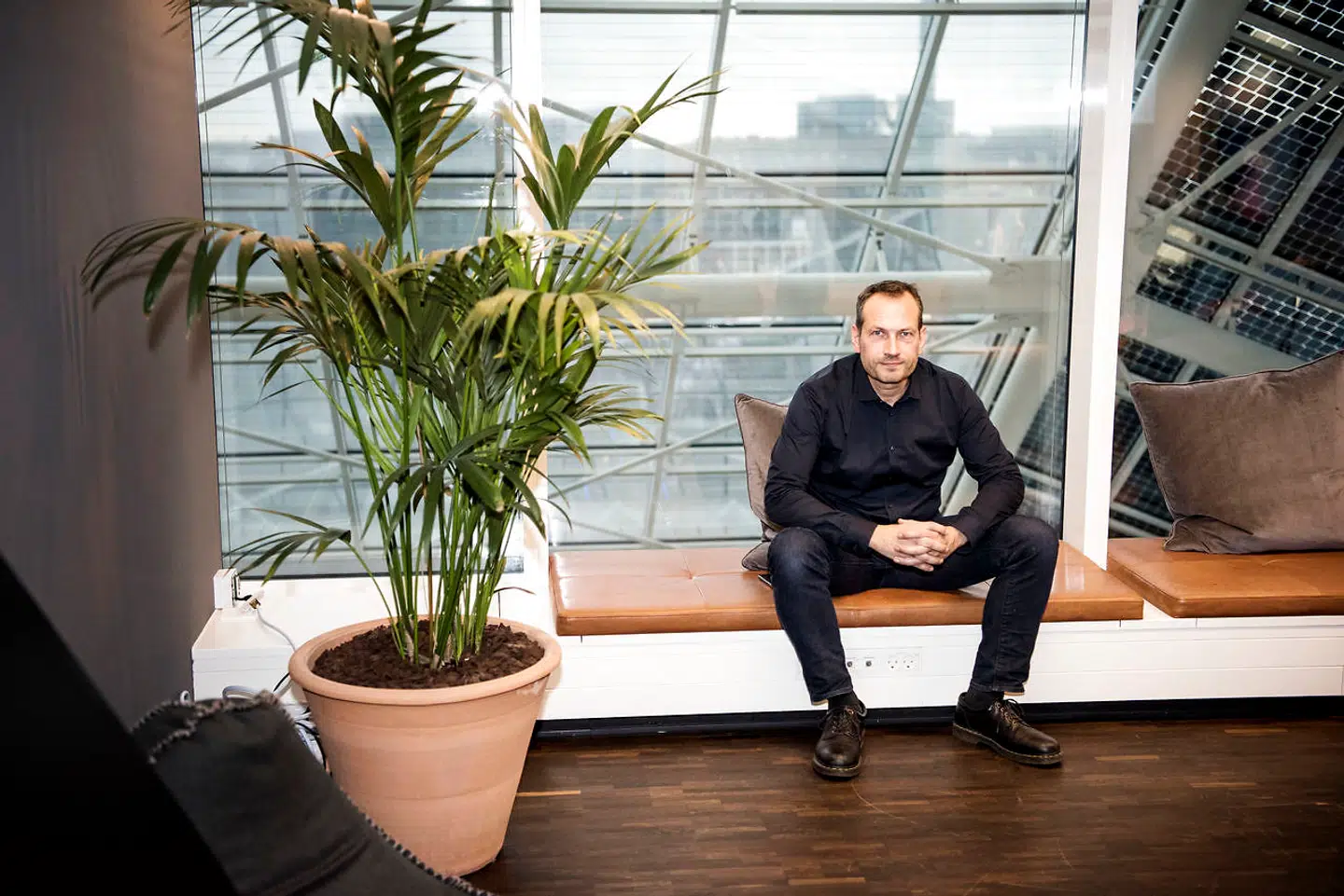 »Vi mennesker har en tendens til ikke at være tilfredse. Hvis du får en cykel med 10 gear, kigger du misundeligt på naboens med 12 gear. Hvis du køber en Audi A4, ærgrer du dig over kollegaens A6. Når du køber drømmehuset i byen, vil du hellere have havudsigt. Nyd i stedet det, du har, og lad dig ikke diktere af det, du ejer. Hyg dig med venner og familie, gør dit bedste privat og på jobbet og nyd nuet.«