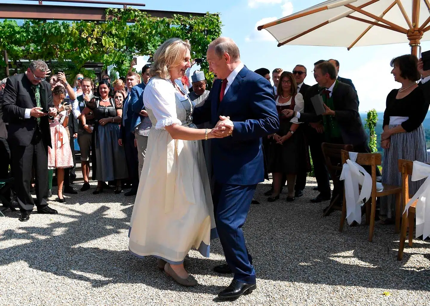 Billedet, som »vil hjemsøge Østrig i lang tid«, som en østrigsk avis skrev bagefter: Landets udenrigsminister Karin Kneissl byder Putin med til sit bryllup og danser med ham.