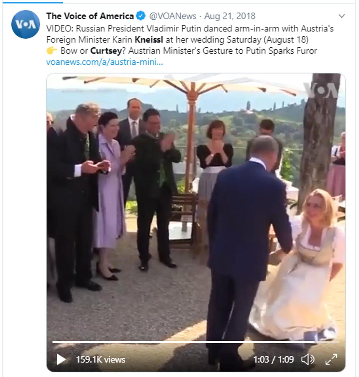 Den berygtede bryllupsscene: Østrigs udenrigsminister – og EUs formand på det tidspunkt – nejer smilende og betaget for Ruslands Putin. Det var kun få måneder efter det russiske Skripal-nervegiftangreb i Salisbury i Storbritannien.