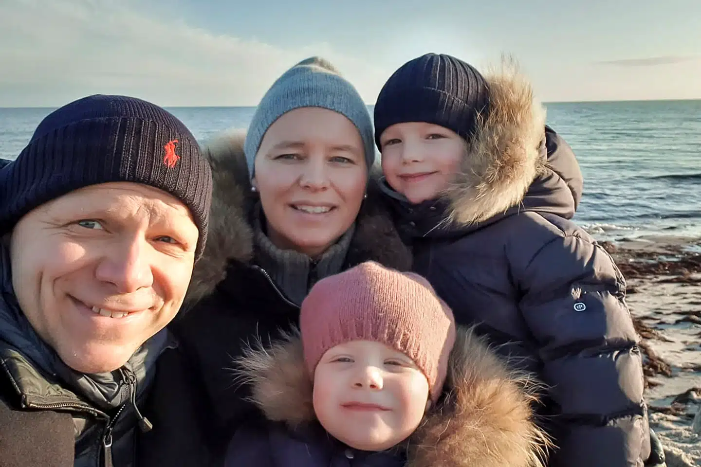 Regitze Mittelstädt-Ploug og hendes dansk-tyske familie ejer et sommerhus på Falster, men de må ikke komme til landet for at besøge det – medmindre de altså føler sig utrygge i Berlin, hvor de bor til daglig. Sådan lød beskeden fra Rigspolitiet, kun to timer efter at danskeren og hendes familie havde fået lov til at rejse til Danmark. Privatfoto