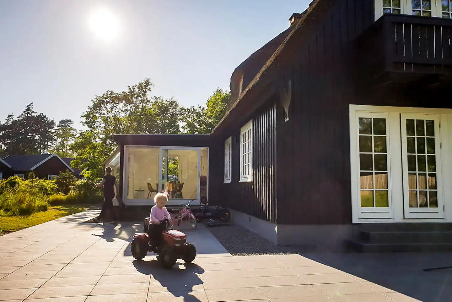 Regitze Mittelstädt-Ploug har to børn, som begge er danske statsborgere, og en mand, der er tysker. De plejer at tage til Danmark sammen for at bo i det sommerhus, de ejer på Falster, i alle deres ferier. Det er vigtigt, fortæller Regitze Mittelstädt-Ploug, fordi hun ønsker, at børnene fortsat har en stærk tilknytning til Danmark, sproget og familien. Privatfoto.