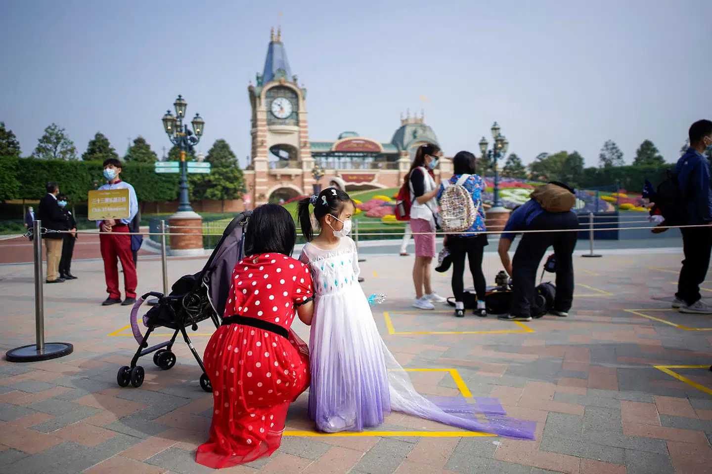 Shanghais Disneyland er genåbnet, men det sker under stramme regler og krav om at holde afstand.