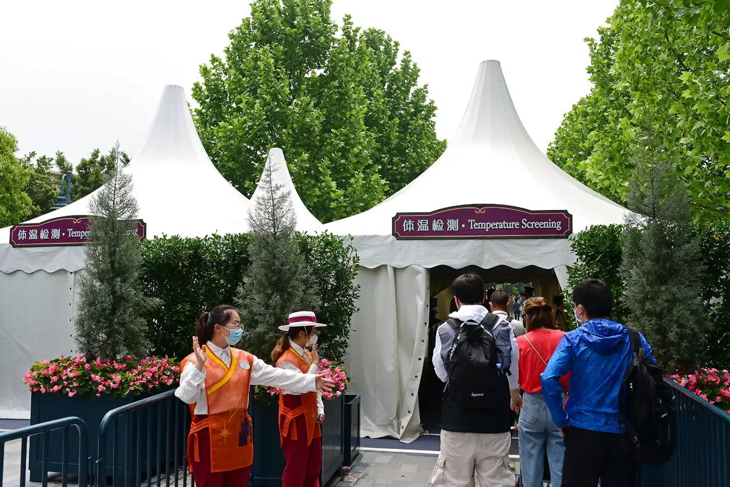 Velkommen til Disneyland i pandemiens tid. I Shanghai bliver alle tjekket for feber efter en begrænset genåbning med langt færre gæster end før.