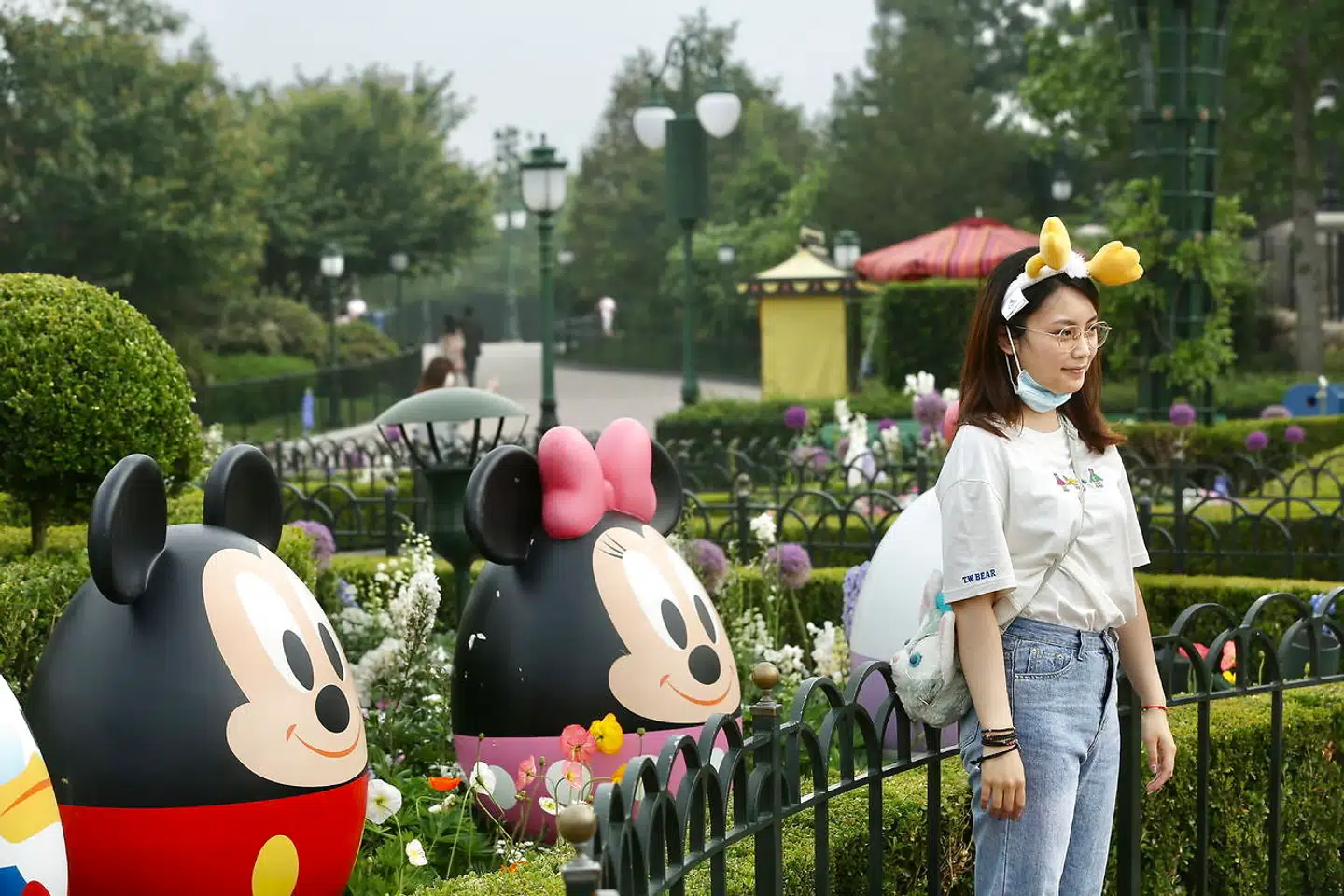 Mandag åbnede Disneyland igen i Shanghai efter nedlukningen som følge af covid-19. Men det er en noget anderledes oplevelse end før.