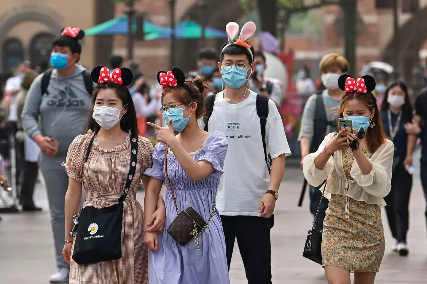 Masker, plastichandsker, håndsprit og afstand til både de udklædte Disney-figurer og til de andre gæster er den nye virkelighed i Shanghais Disneyland.