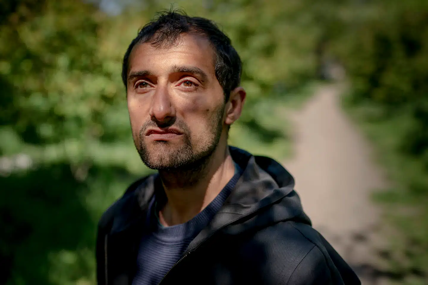 »Vi har været en ekstremt identitetsforvirret generation. Vi har ikke følt, at vi var rigtig danskere, vi var heller ikke rigtige pakistanere. Men al forskning viser, at der sker en rodfæstethed, når mænd får børn. Det er sikkert også derfor, at jeg selv har følt mig så tilknyttet til landet, efter jeg fik min søn. Fysisk og geografisk er det her, han hører til«.