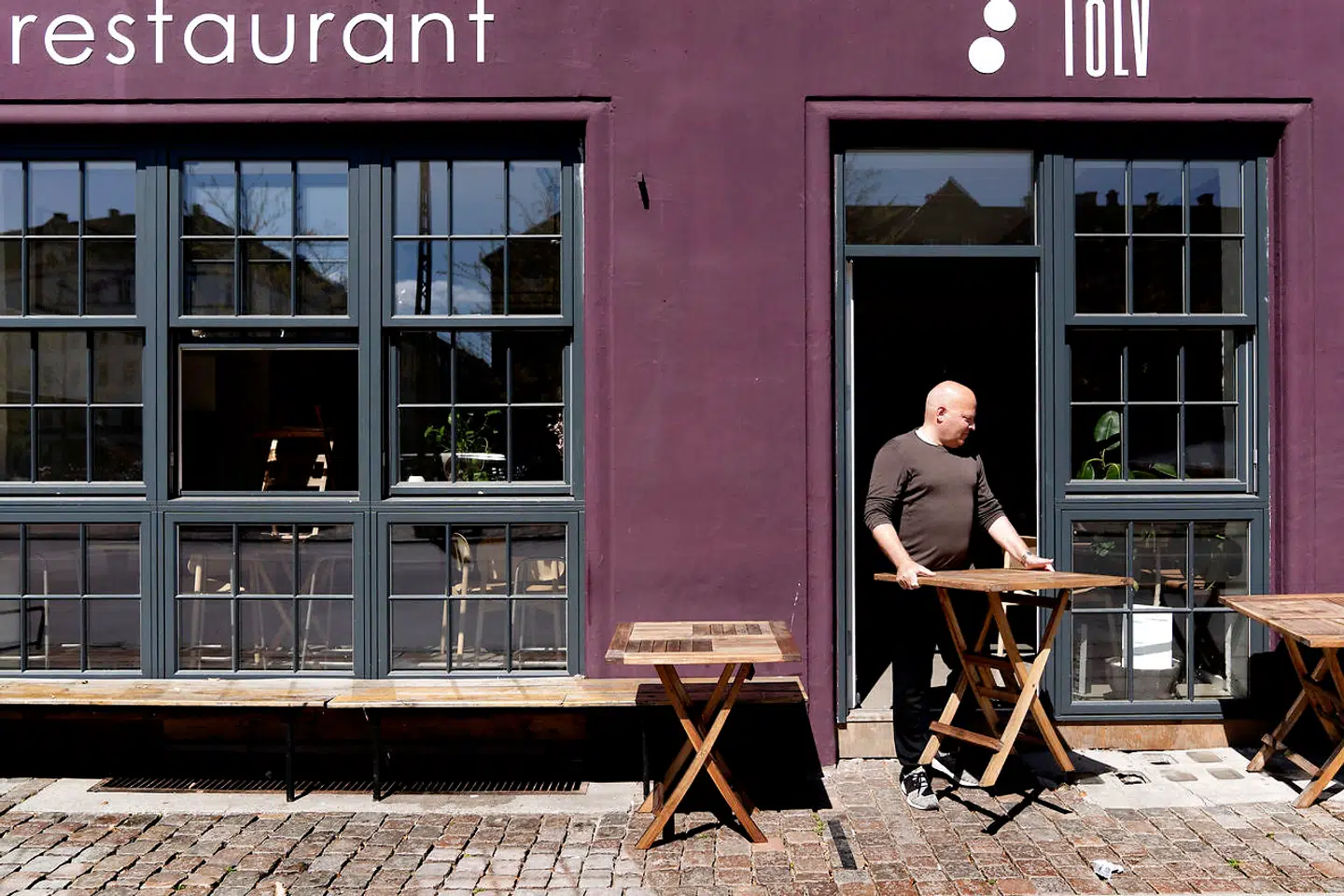 Flemming H. Larsen frygtede, at Restaurant 12 kun kunne få lov til at servere udendørs i første omgang. Nu venter han på de præcise retningslinjer for, hvor mange der må lukkes ind.