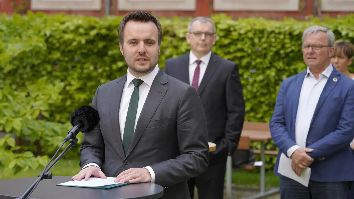 Regeringen har sammen med partierne SF, EL, RV, ALT, V, K, DF og LA indgået aftale om rejsebranchen og afholder doorstep i Erhvervsministeriets gård tirsdag den 12. maj 2020.