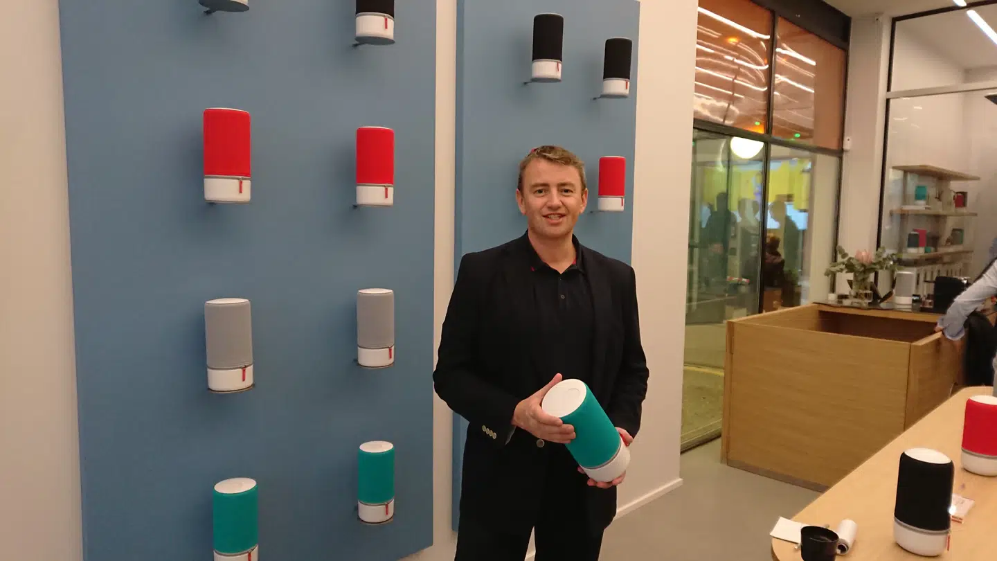 Libratones dagligt ansvarlige topchef, Jamie Robertson, ses her med de ikoniske højttalere, da Libratone i november 2018 åbnede forretning på Strøget i København.