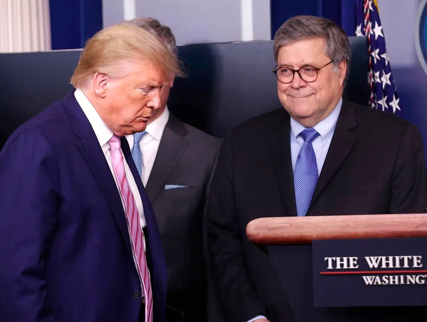 Justitsminister William Barr kritiseres voldsomt af Demokraterne for at underminere retsstaten med sine beslutninger – senest frafaldelsen af sagen imod Michael Flynn.