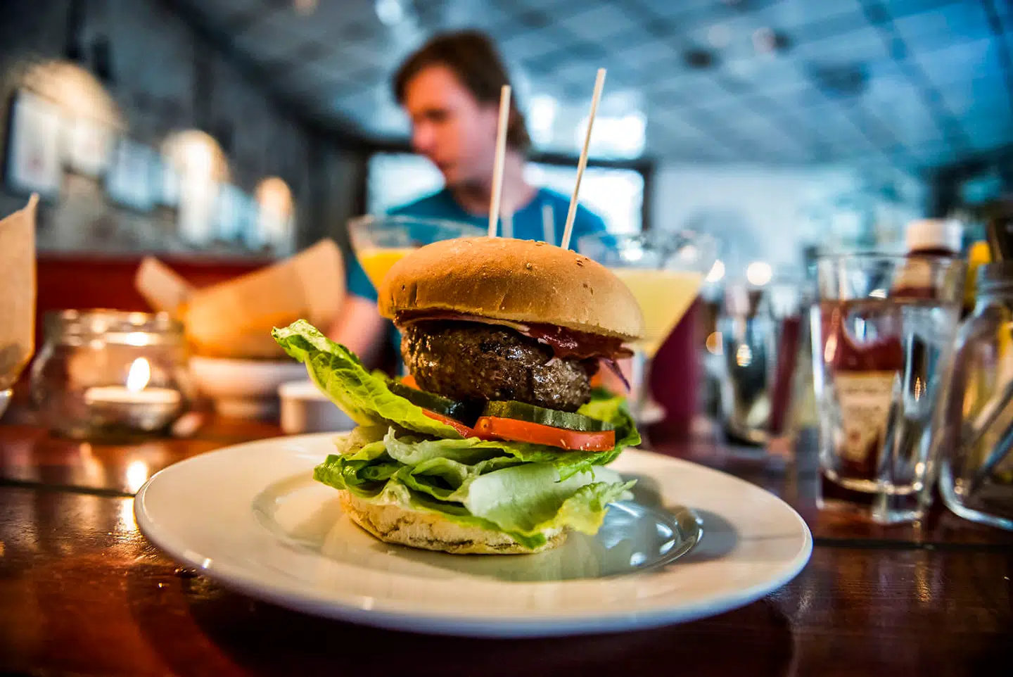 Hos burgerkæderne Halifax og Cock’s & Cows understreger man vigtigheden af, at virksomheder er omstillingsparate, så de er klar til at åbne op igen under nye vilkår. Det indebærer blandt andet, at man har justeret burgerne, så de er nemmere at tage med og spise uden brug af kniv og gaffel.