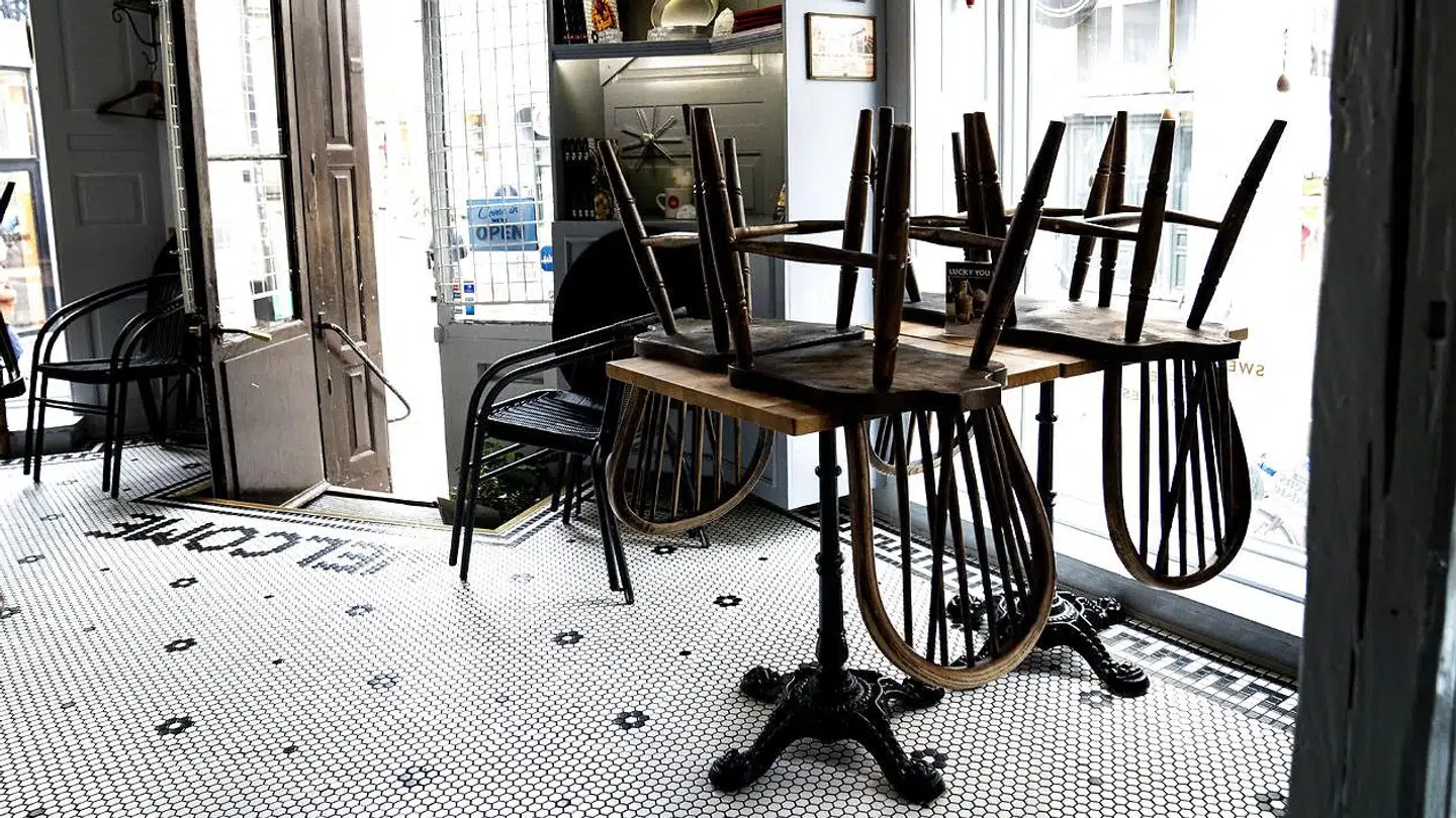Mandag 18. maj begynder den gradvise genåbning af blandt andet cafeer. Billedet er fra Café American Pie i København i marts.