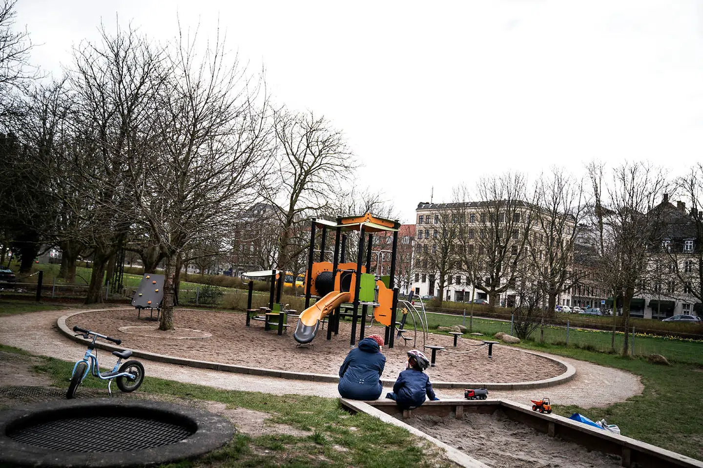 »Pasningsgaranti må ikke blive til en »passe på garanti« – altså en sikkerhedsgaranti. Det skal nærmere være en legegaranti, der garanterer leg præget af børns initiativer, forhandlinger, sejre og nederlag,« skriver Claus Holm.