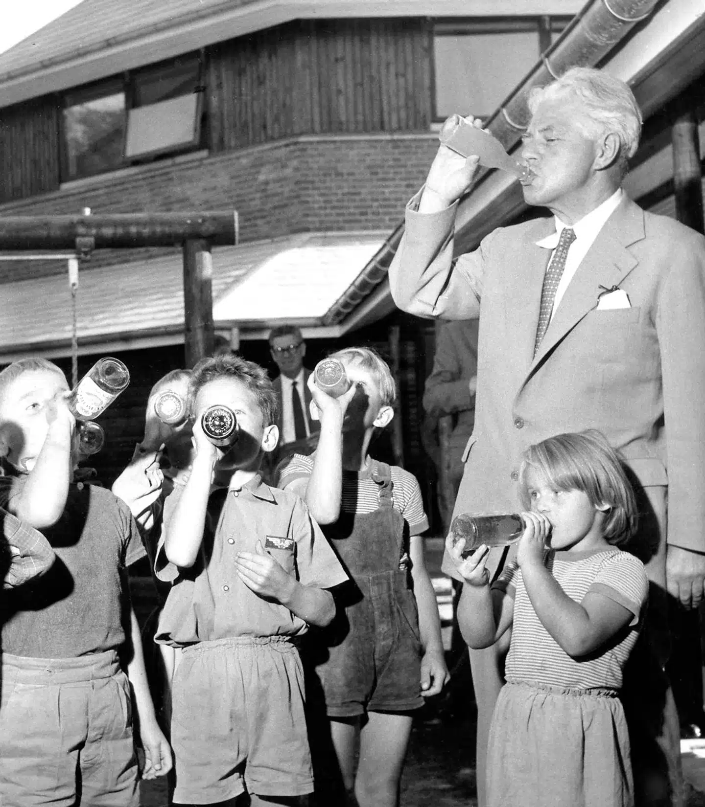 Den senere kulturminister Julius Bomholt drikker sodavand med børn ved indvielsen af Brønshøj kulturcentrum i 1958. Bomholt bliver i dag hyppigt fremhævet som Socialdemokratiets fremmeste kulturpolitiker. Arkivfoto