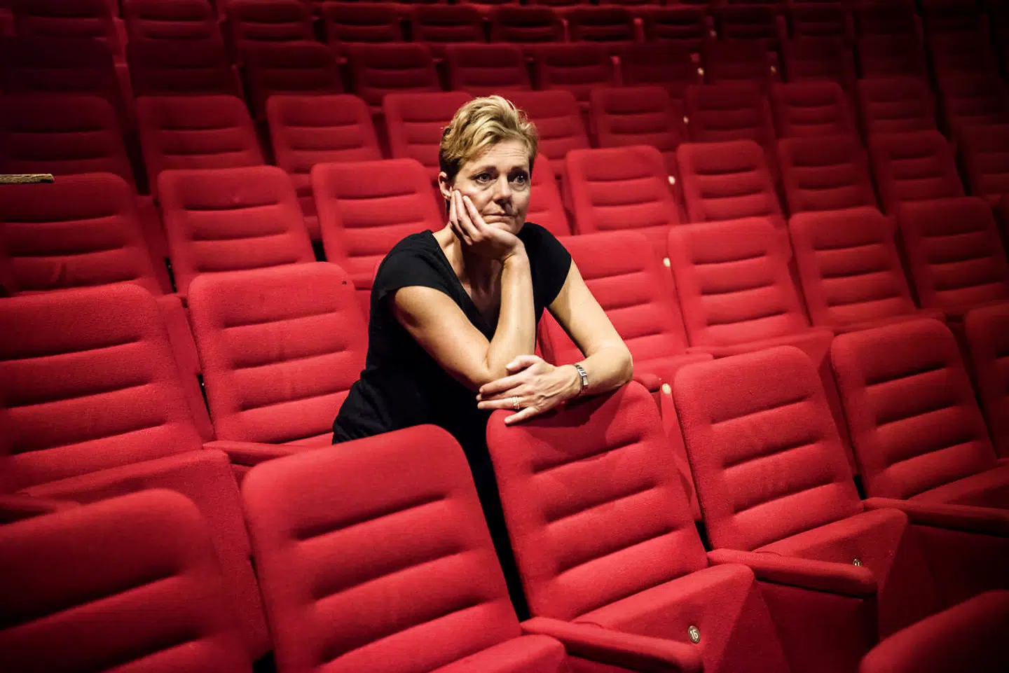 »For eksempel kunne sådan noget som single-tirsdag være en mulighed. For hvis man ved, at man ikke er den eneste, der sidder alene i teatret, så bliver det måske nemmere at komme,« siger Mette Wolf, der er direktør på Nørrebro Teater.