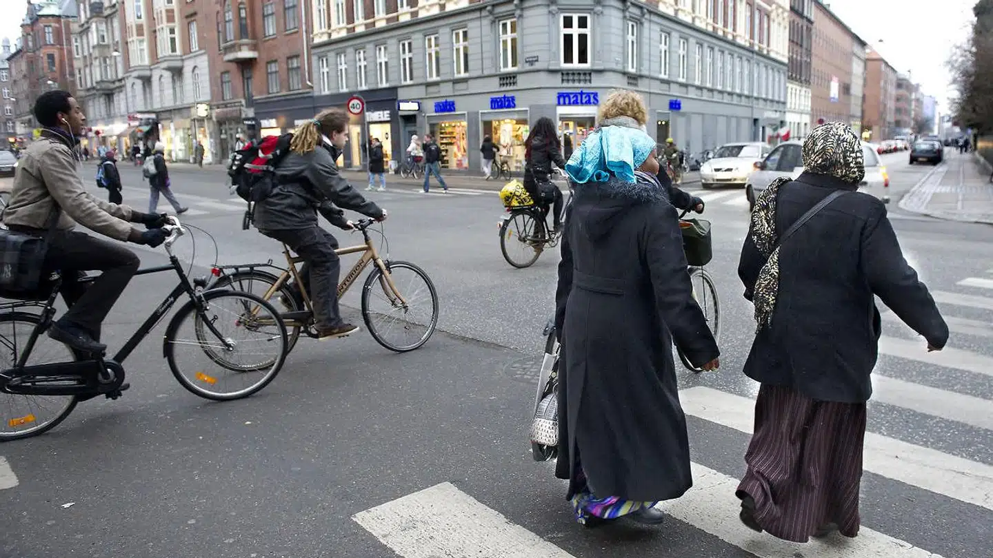 Hovedstaden og det øvrige Sjælland er særligt hårdt ramt af coronarelaterede dødsfald. Der kan være flere årsager, fortæller virolog Allan Randrup Thomsen, men påpeger, at smitten rammer etniske mioriteter skævt.
