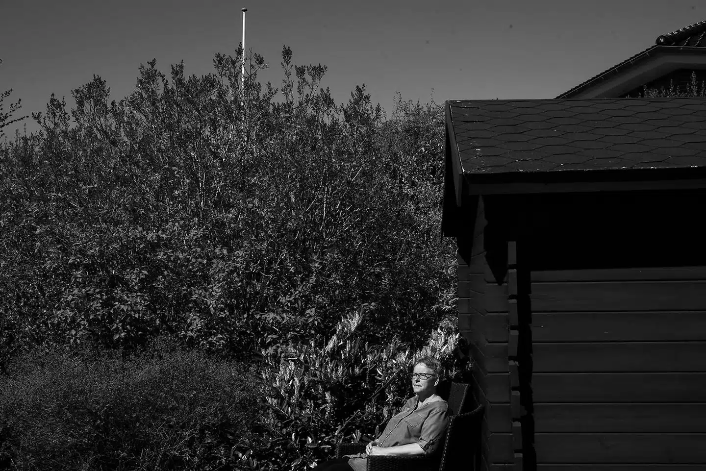 Mange har – som Dorthe Christensen, der lider af slidgigt – fået aflyst og udskudt deres operationer under coronakrisen. Hun har mistet sit job af den årsag og håber, at hun snart kan få en dato for, hvornår hun kan komme til. Præcist hvor mange patienter som er sendt på venteliste, vil der imidlertid først komme oplysninger om i slutningen af maj, oplyser sundhedsministeren.