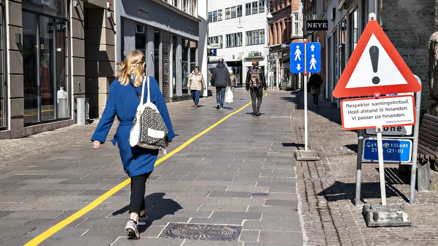 Gul stribe malet på midten af gågade, så folk holder afstand i Aalborg. Sundhedsstyrelsen opdaterede i går deres retningslinjer for social afstand. Én meter er nu forsvarlig afstand, lyder det. En halvering af den hidtidige anbefaling.