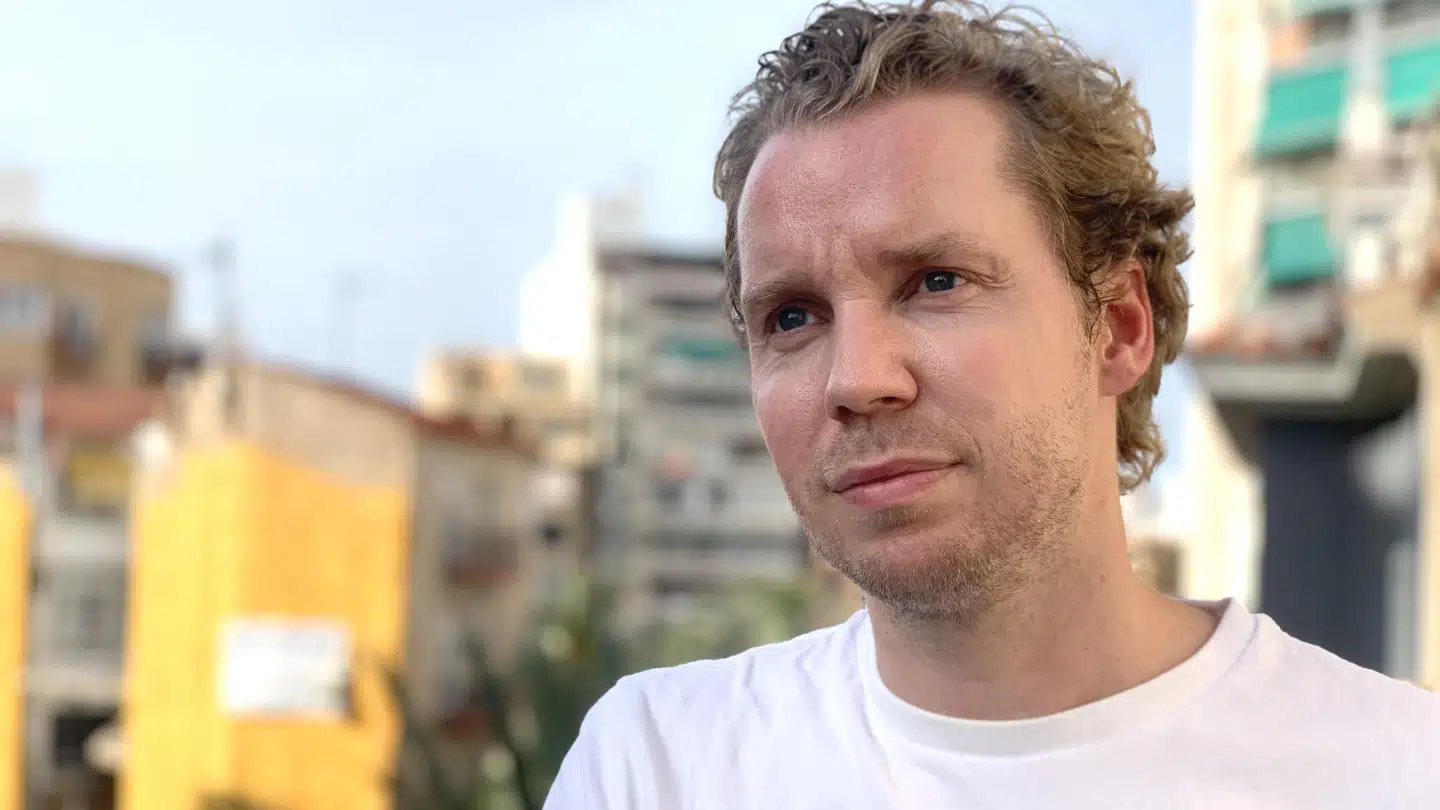 Mikkel Bjødstrup er iværksætter og bosat i spanske Alicante, hvorfra han driver to virksomheder. Herfra har han set, hvor hårdt coronakrisen har ramt Spanien, og hvor store forskelle der er mellem henholdsvis de danske og spanske myndigheders reaktion på udfordringerne.