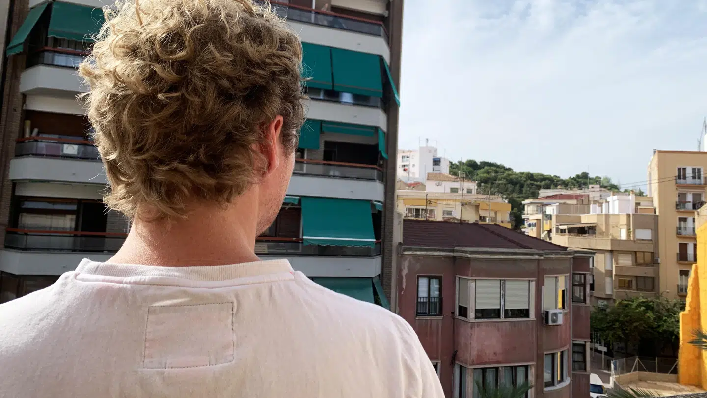 Alicante har som resten af Spanien været helt lukket ned i to måneder. Skulle man udenfor for at lufte hunden, så skulle det ske én person af gangen. Nu kan Mikkel Bjødstrup notere sig, at den gradvise genåbning er i gang, men der er stadig tomt og relativt menneskeløst, når han skuer ud over byen.