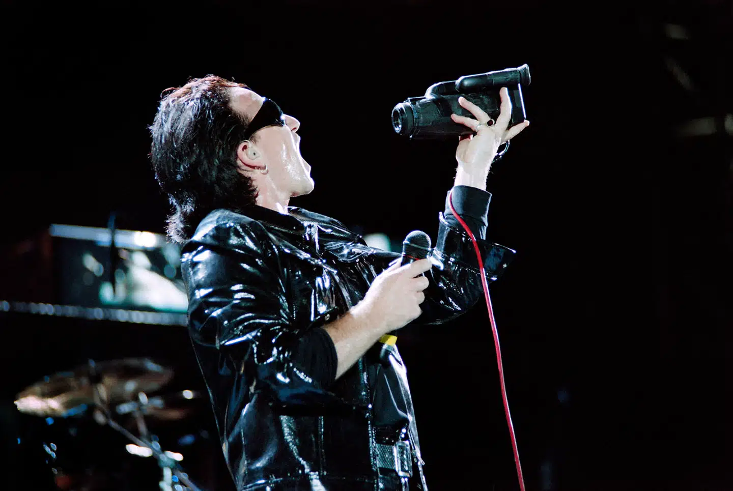 Da hele verden troede, at de havde regnet U2 og Bono ud, udgav bandet i 1991 albummet »Achtung Baby«, der er på adskillige lister over verdens bedste album. Her forlod bandet deres stil og fik mere elektronisk kant. Billedet her er fra Zoo TV-tour, der kom i kølvandet på albummet og ses som en af de mest ikoniske verdensturneer nogensinde på grund af sit politiske indhold og bandets teknologiske innovationer.