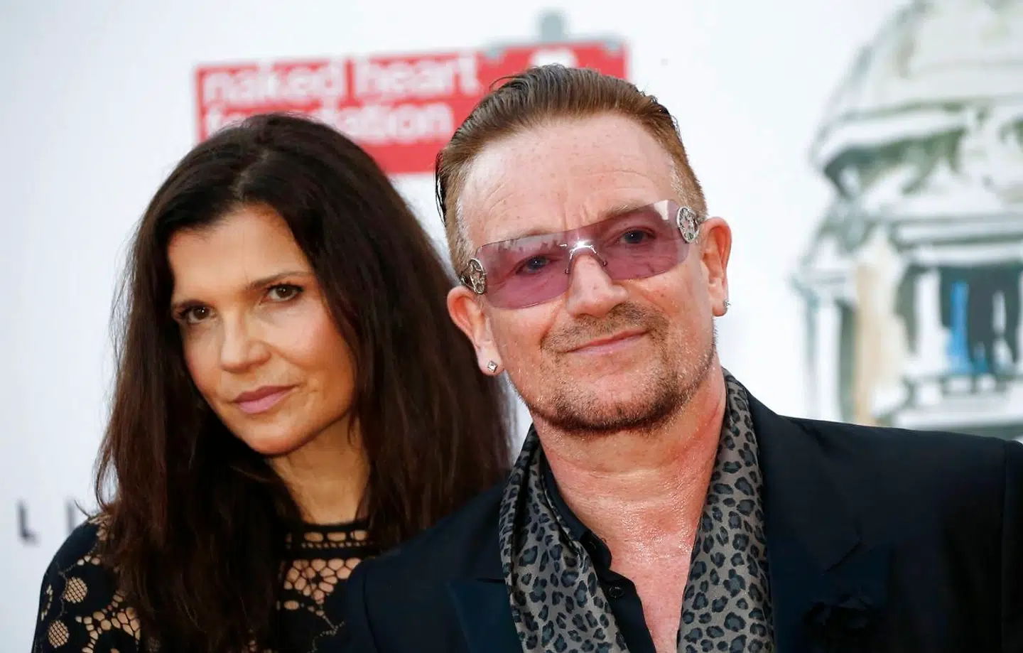 Til trods for at at U2s frontfigur har været omgivet af såvel statsledere som supermodeller, så er han fortsat gift med barndomskæresten Alison og kan puste sine 60 lys ud sammen med hende og deres fire børn. Her ses han med sin hustru.