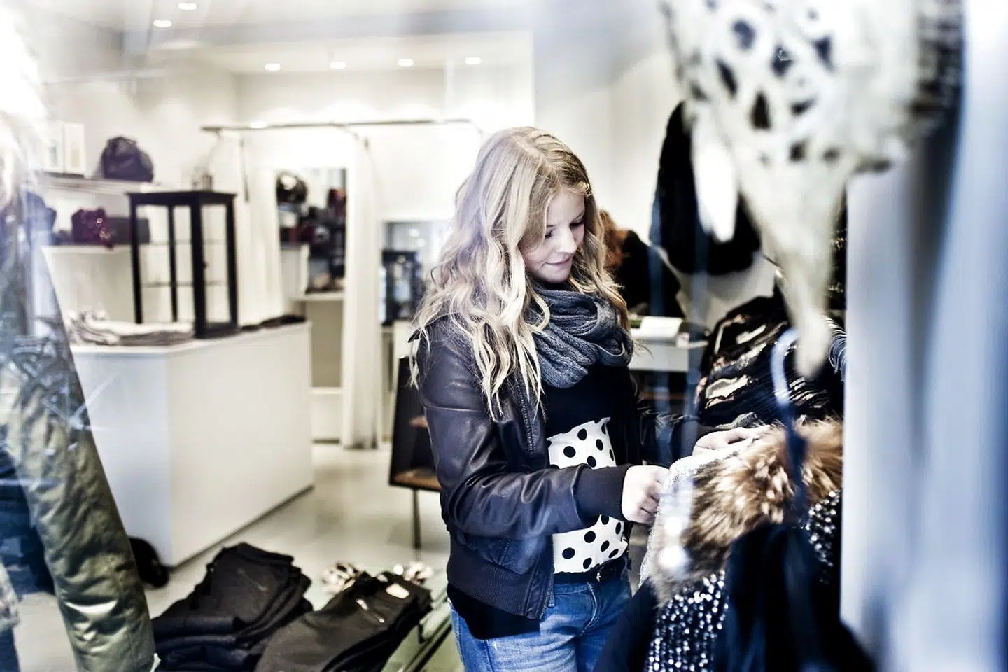 Dansk Erhverv forventer, at butikker, der sælger sæsonvarer, vil sætte en del af varerne på tilbud for at få tømt lagrene. Arkivfoto: Morten Germund