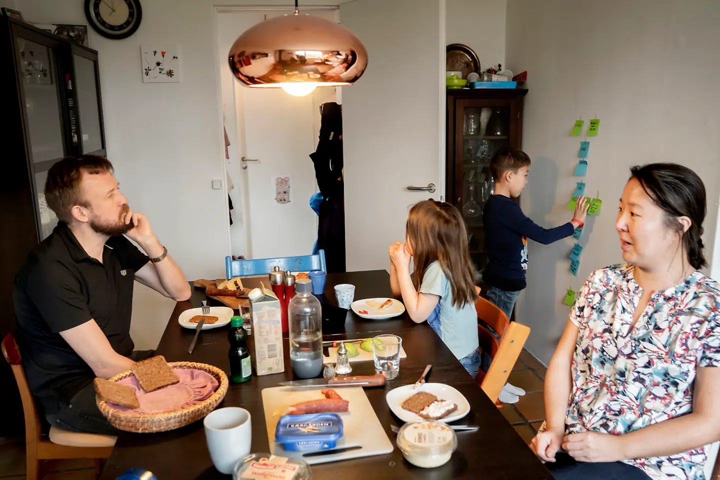 »Siden kvinderne kom på arbejdsmarkedet har det været en del af kontrakten, at vuggestuer og børnehaver løftede omsorgen for børnene, mens begge forældre gik på arbejde. Corona har revet den samfundskontrakt midt over,« skriver Mette Østergaard i denne leder. Familien Trolle Boding er en af mange, der skulle vænne sig til en ny hverdag, hvor far og mor arbejdede hjemmefra, mens børnene også gik derhjemme.