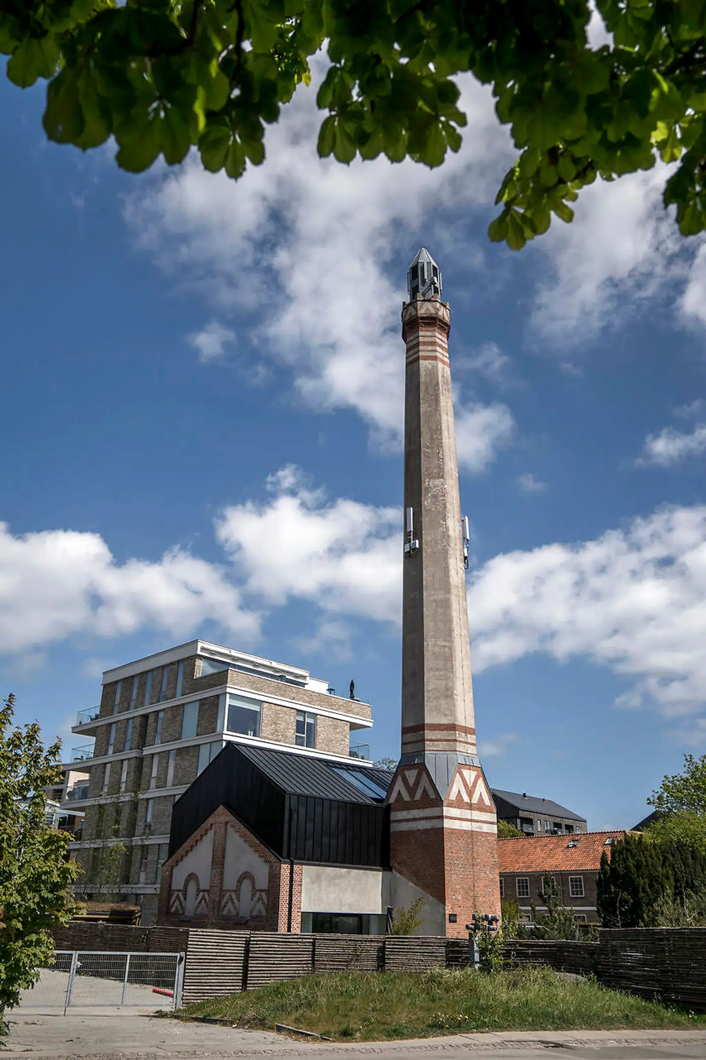 Udluftningsskorstenen på Strandøre ligner en minaret og er fra 1908: En mere uskyldig tid, hvor enhver eksotisk bygningsform kunne approprieres til hvad som helst uden risiko for at blive udskammet i medierne. Kloakpumpestationen blev tegnet af Hans Wright som var stadsarkitekt i København fra 1907 til 1925. I dag er pumpehuset indrettet til bolig og en del af bebyggelsen Chimney House, som har adresse på Scherfigsvej 6. Den nye lejlighedsblok er tegnet af Årstiderne Arkitekter.