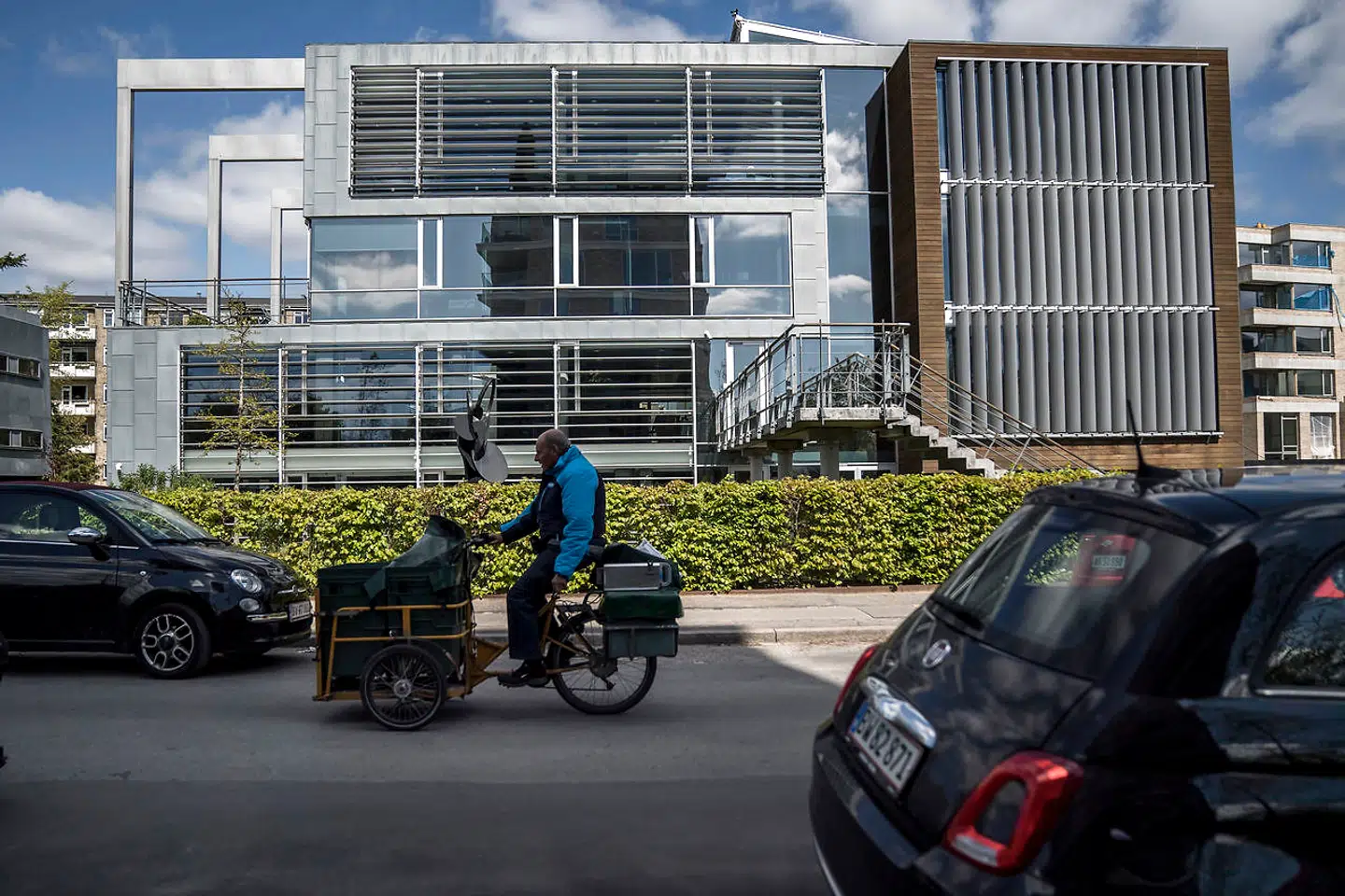 Lundbeck Fondens bygning, som blev tegnet af Lars Gitz og opført mellem 2005 og 2008, var også en del af WHO-komplekset, som nu er forsvundet til fordel for Scherfigs Have. Bygningen var uden tvivl smart, da den stod færdig, men i dag virker den mest af alt rodet. Uden WHOs øvrige kontorkompleks som sammenhæng står den tilbage som en fuldstændig fremmed fugl på den meget sammensatte Scherfigsvej.
