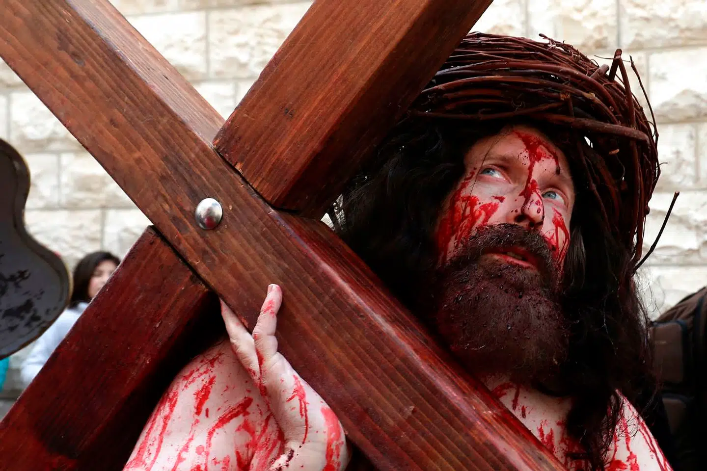 »Bogens bærende og sympatiske pointe er, at vi ikke kan tale og tænke kvalificeret om forholdet mellem det onde og Gud uden at inddrage Kristus, for Kristus forsvarer os over for Gud. Dermed får bogen et forkyndende sigte, som dog aldrig bliver »klamfromt« – et vidunderligt malerisk ord, som Leif Andersen selv benytter,« skriver Pia Søltoft, sognepræst og forfatter, om Leif Andersens bog »Det gode og det onde«. På billedet ses en katolsk pilgrim genopføre Jesus' tunge gang langs Via Dolorosa i Jerusalem før sin korsfæstelse.