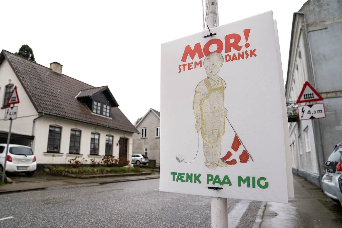 Der var afstemningsfest i Vester Sottrup ved Sønderborg i februar, hvor byens borgere havde hængt valgplakater op fra dengang.