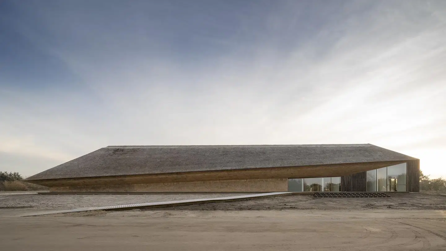 Dorte Mandrups Vadehavscenter er stofligt og skulpturelt frapperende, samtidig med at det tilpasser sig landskabet.