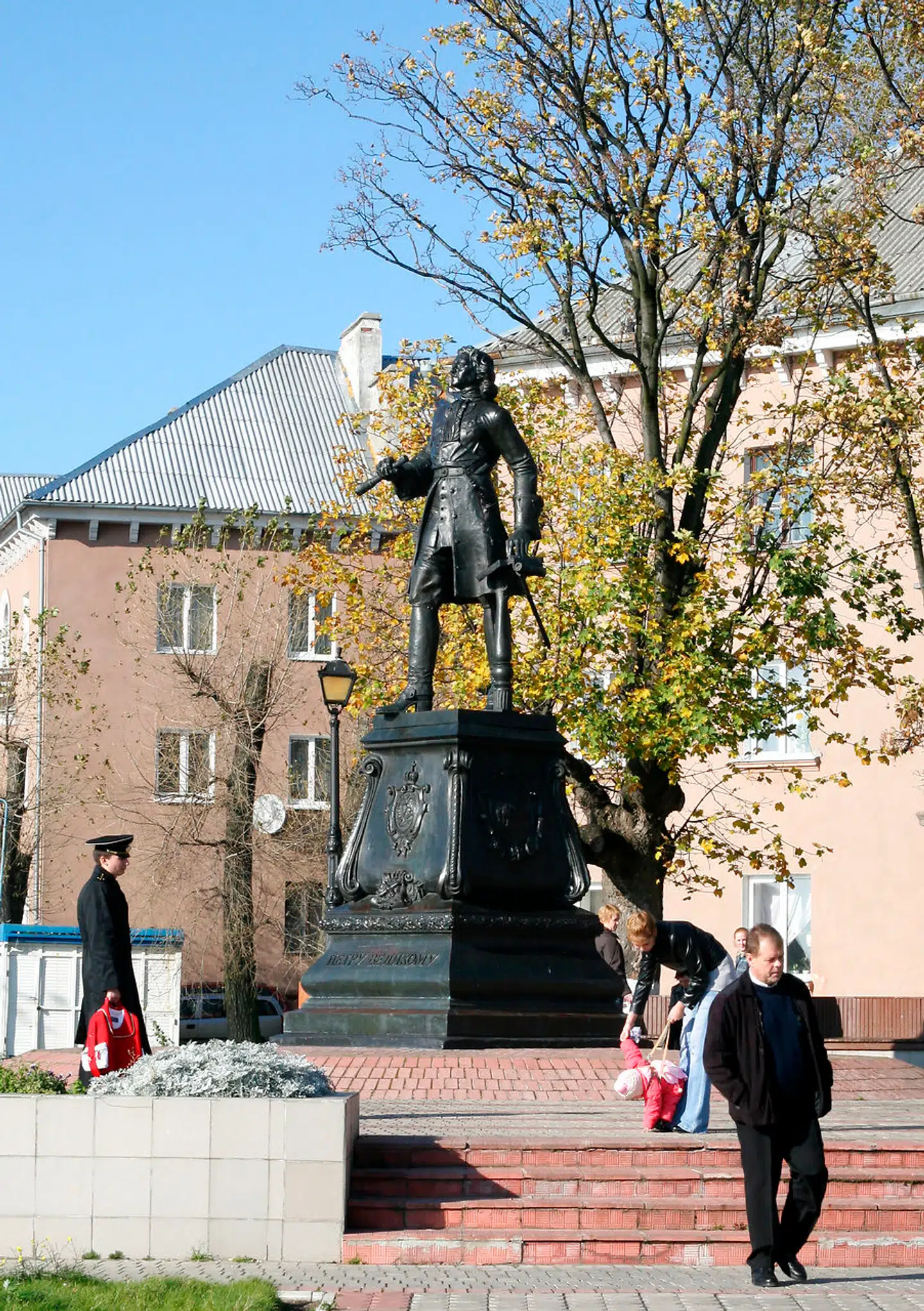 En statue af Immanuel Kant i det nuværende Kaliningrad viser ham som husket af bysbørnene.