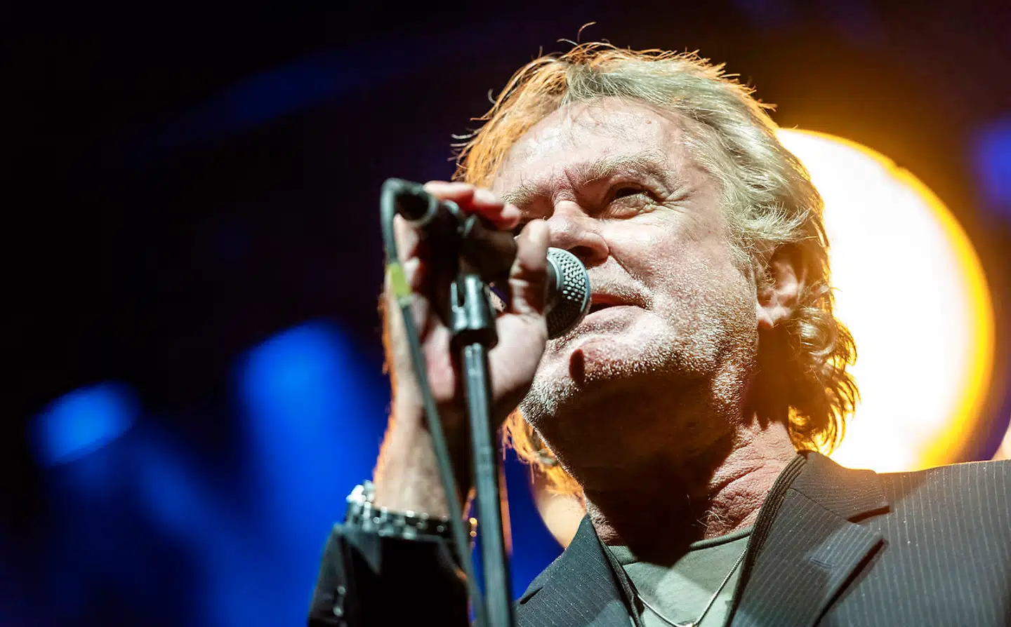 »C.V. Jørgensens forfatterskab rummer en sjælden iagttagelse og alligevel en genkendelighed, så vi kan se os selv i det det. Det er en stor bedrift ingen andre er i nærheden af at mestrer på hans niveau,« skriver Jon Stephensen.