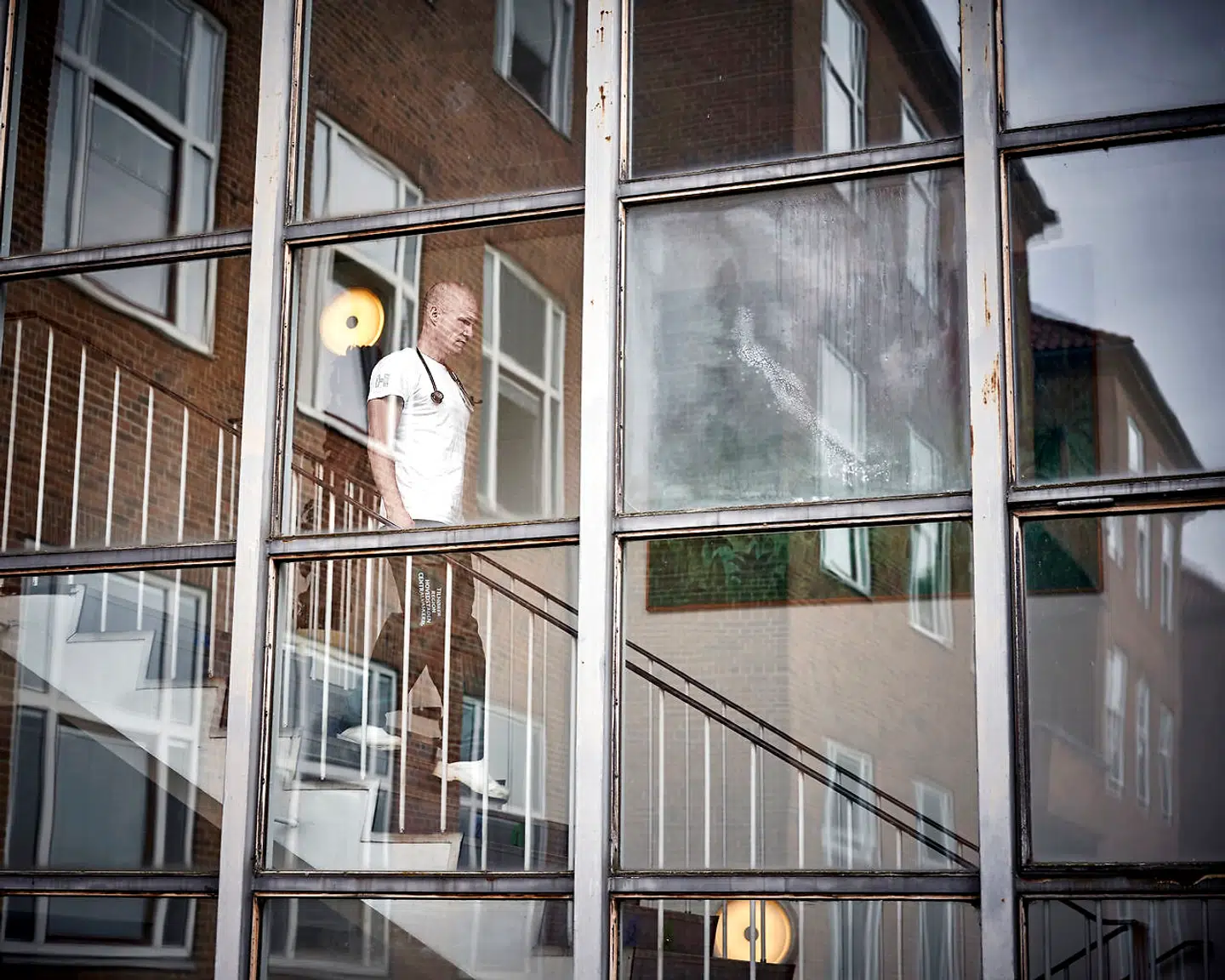 Anæstesilæge på Bispebjerg Hospital Jakob Schmidt sætter tingene i perspektiv. Han har kollegaer verden over, der hver dag løber en større risiko, end han gør på et dansk coronaafdeling.