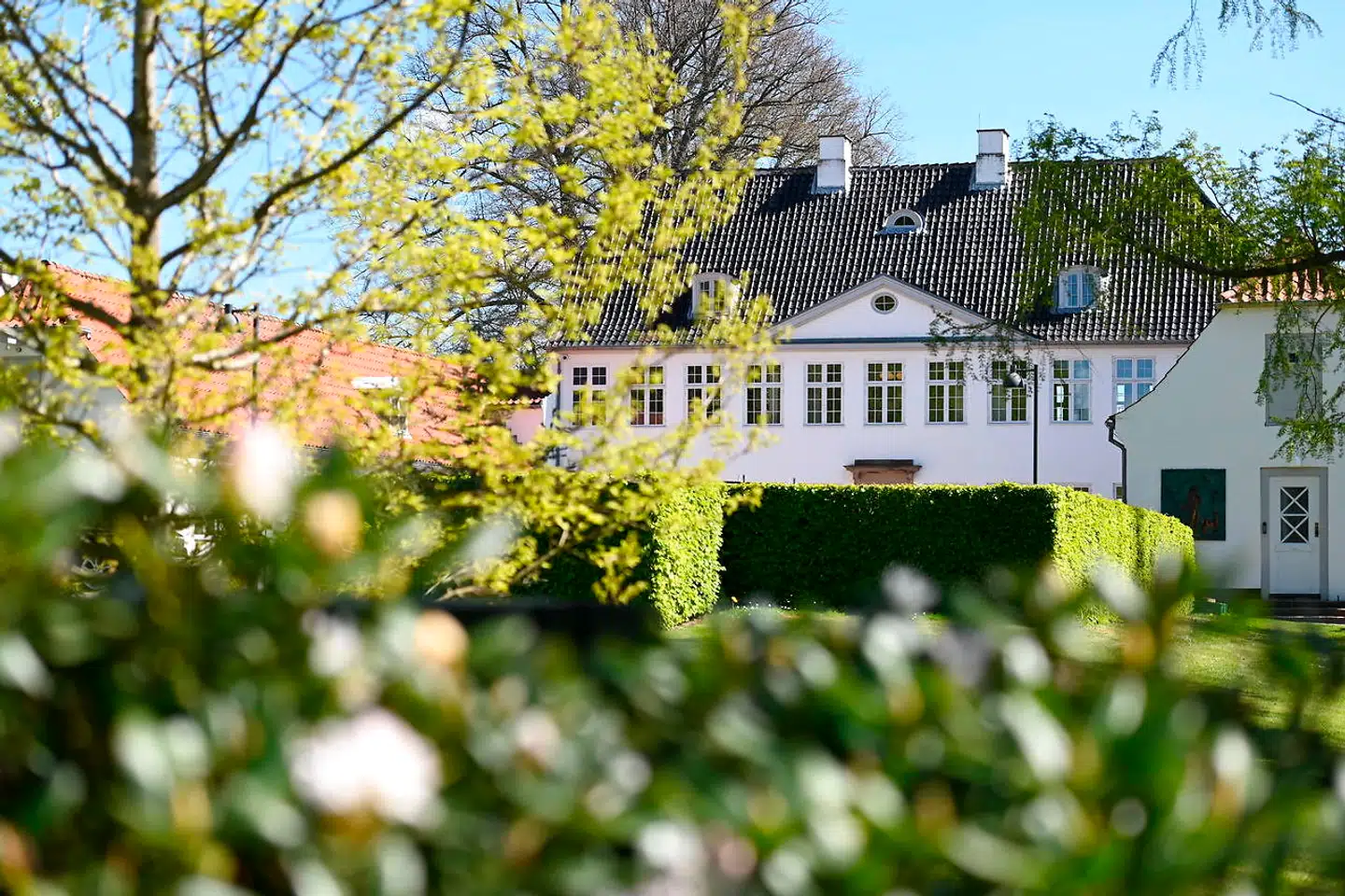 Regeringen og partilederne mødes torsdag til de afsluttende forhandlinger om genåbningens næste fase på Marienborg nord for København.