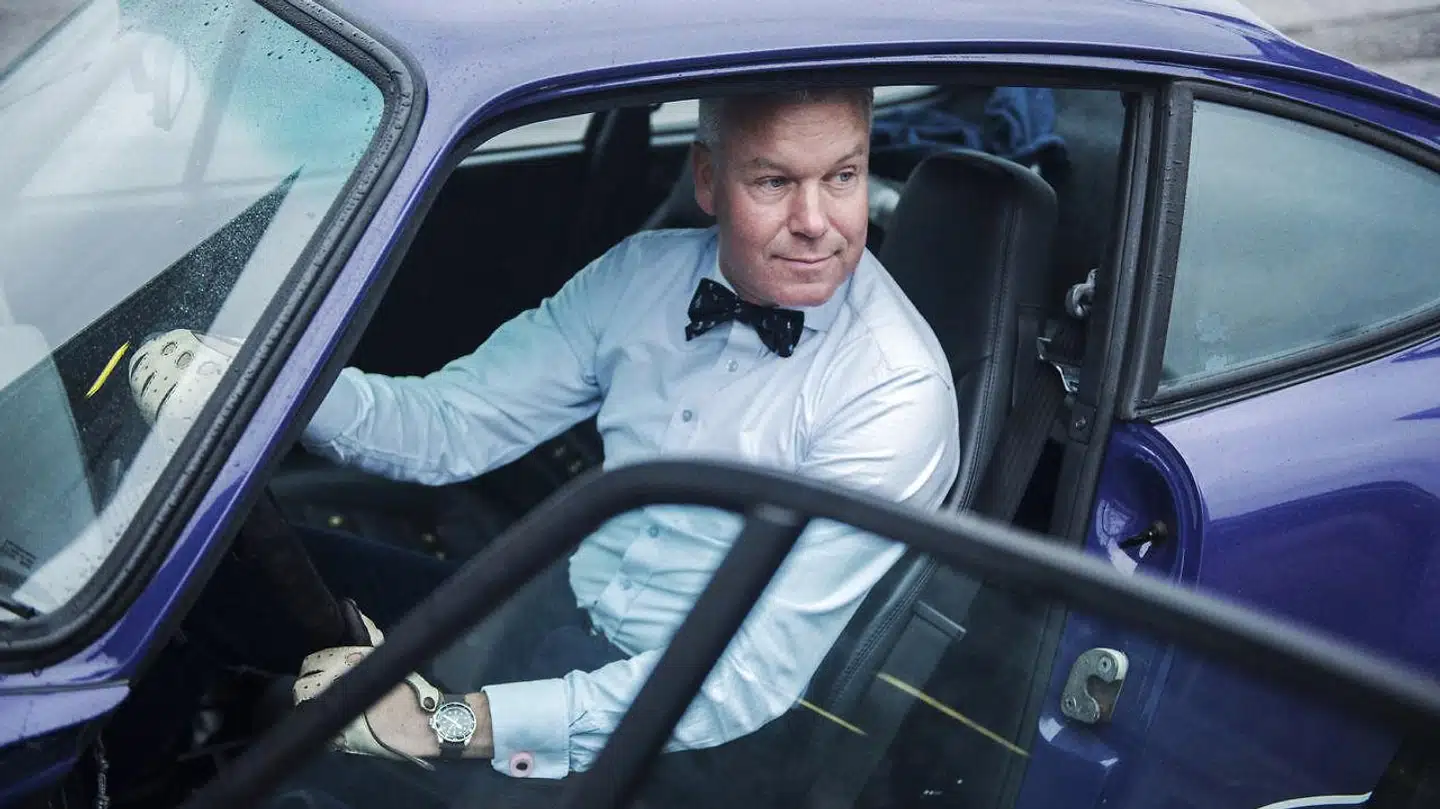 »Det er blevet tydeligt for mig, at der lige under det tynde lag af tilsyneladende rolig fernis og overfladeperfektion ligger en ulmende uro derude i de små hjem«, skriver Mads Christensen.